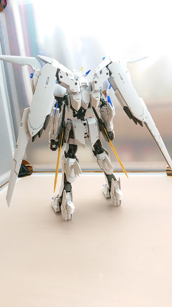 バエルアンギルのパイロットは長い間防衛軍の本部が置かれいる王国の王が操縦する掟となっているため現在は次期国王の第二王子が操縦している性格は真面目で誰にでも優しく接しており部下からの信頼も熱い剣術も得意としておりその実力も高いがプライベートはブラオリッター以外知らないまた真面目過ぎるが故に影で活躍している月牙隊や共に表舞台で活躍している剛血武闘団の自由な正義感に反発してしまいヴォルフのパイロットとは些細なことで何度も対立しているそして彼いや彼女にはある秘密がある実はパイロットの正体は男装をした現国王の娘で次期国王ではなく次期王妃となる姫が機体を操縦しており部下達もこの秘密は知らないのだ理由はバエルアンギルは国の王が操縦するという掟が原因で国のイメージを崩さない為に現国王の父親の命令で女性であることを隠していたしかしその事がヴォルフのパイロットにバレてしまい本音を打ち明けた結果受け入れてくれたそれがあってか彼に恋心を抱くようになりカルラのパイロットをライバル視するようになった勿論ヴォルフのパイロットもこのことを秘密にしているが彼女の好意には気付いていない