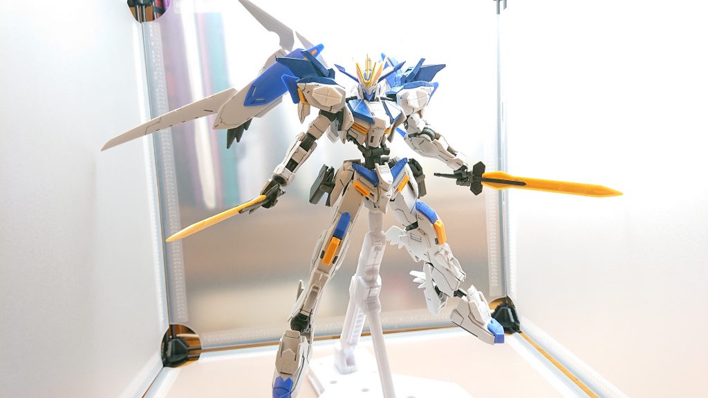 空中戦では飛行しながら華麗な剣術を駆使してヴァルハラの敵機体と戦闘を行い破壊する