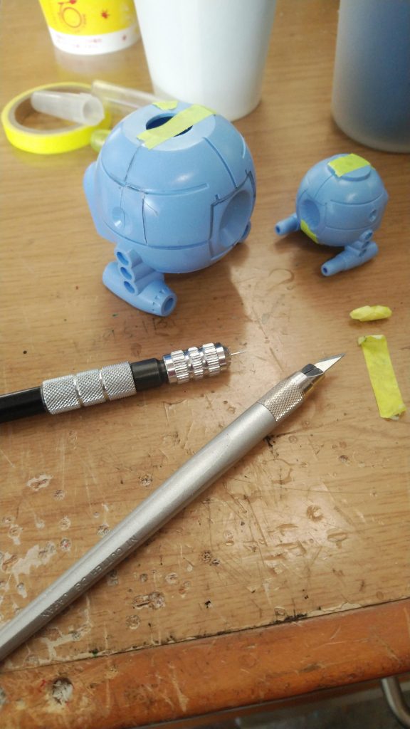 製作開始!デザインナイフとピンバイスに縫い針を付けたものでガリガリやって地道に切断していきます。