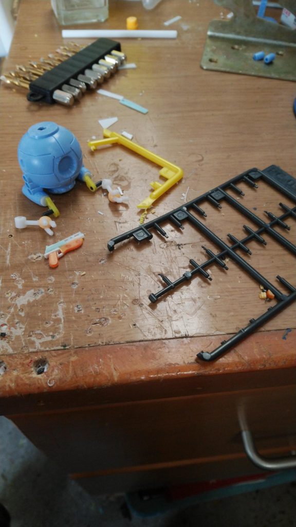 脱出ボールのアーマーマグナムをランナーとプラ板で作成手首はBB弾と丸プラ棒で作成ヒジは軸にポリキャップのランナーを使用して可動化してます。