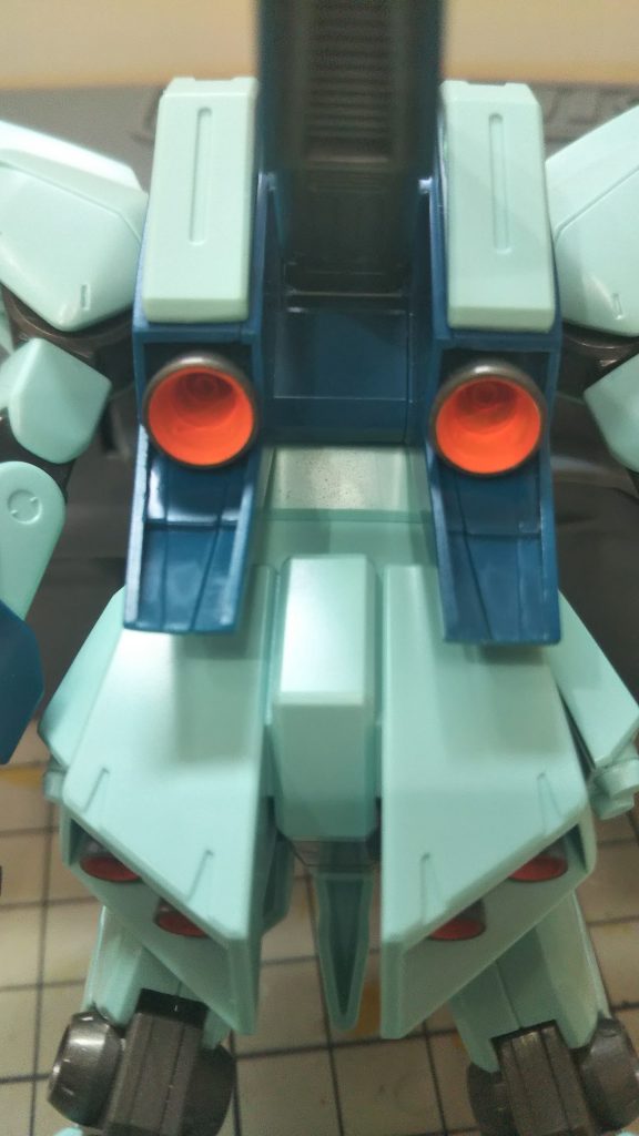 バーニアも塗装したのですが・・・アクリジョンベースカラー ホワイトを筆塗りした後 アクリルガッシュで筆塗り 今だ正解がわかりません😩