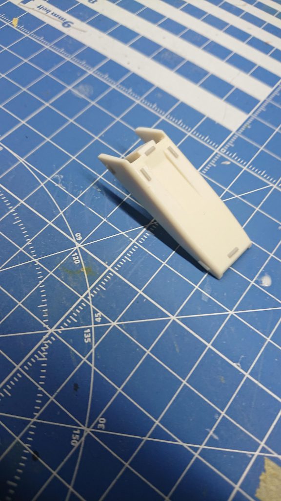 ガラクタからサイドスカート 製作グレーのゴミみたいなのはウェーブの半丸プラ棒1mm