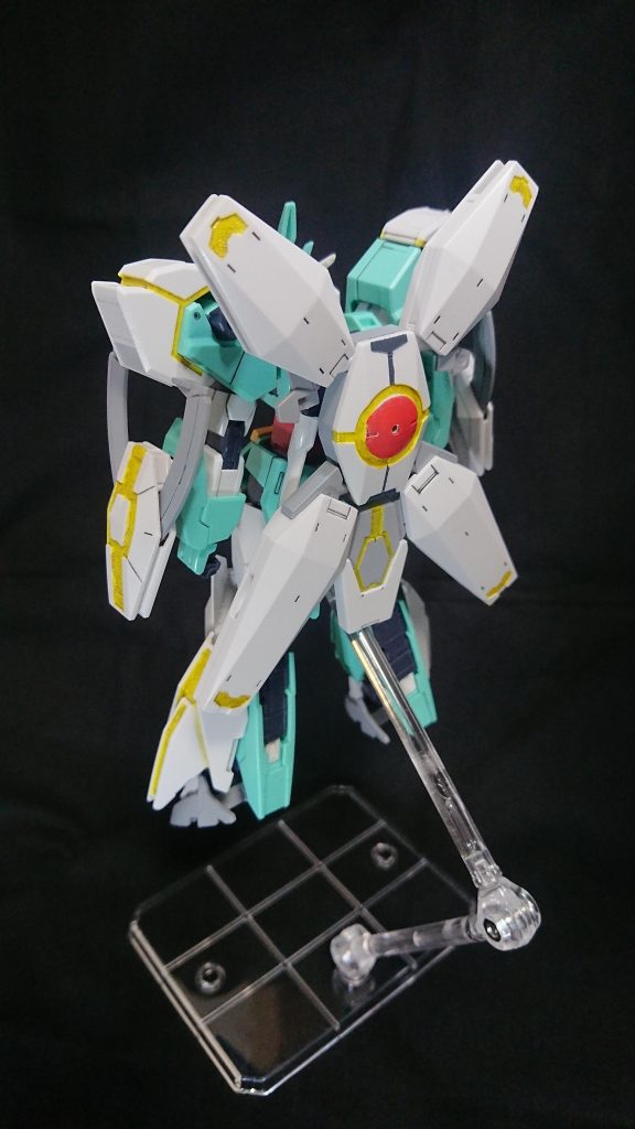 リアビュー。ほかのアーマーと違って塗装箇所の多い背中