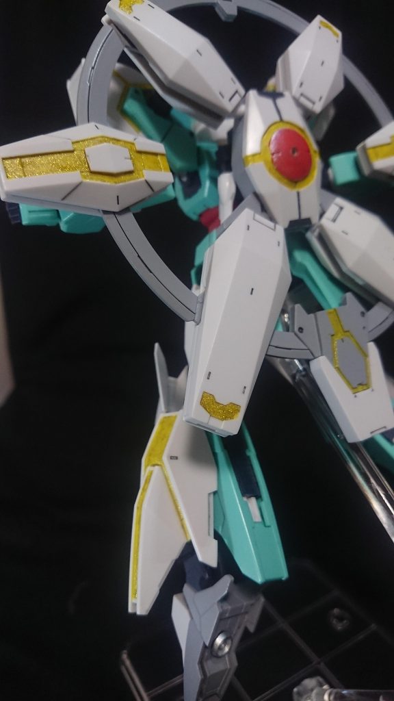 ヴォワチュールリュミエールは黄色に塗装した後100均の金色のマニキュアで塗装し、最後にクリアイエローでコーティングして仕上げてます。写真では伝わりづらいですが、サイコフレームやGNコンデンサーにオススメです！