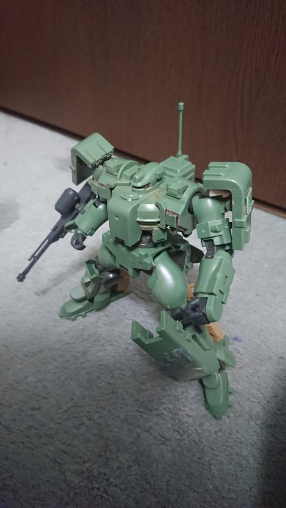 機動力不足だったMSJ-06II-A ティエレン地上型のマイナーチェンジ機種。脚に無限軌道を追加したことにより、陸戦での移動速度が上がった。しかし、火力不足が原因で競合機種であった高機動型系列にコンペで破れてしまった。