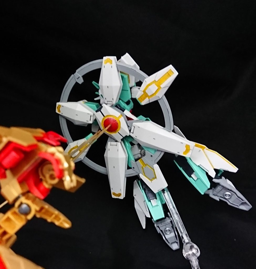 このシーンで飾るために背中の真ん中は赤色のメタリックにしてエネルギーが充填されてるのを表現してみました。