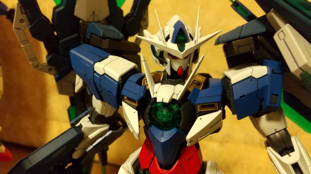 クアンタの定番工作でアンテナ位置を下げたのと、肩パーツと胴体の隙間が広いのを埋めるためプラ板でグレーのパーツを1mm程度延長しています。フレーム塗装はファントムグレーと黒鉄色で塗り分けするなど、細かいこだわりや実験をして、作りながら楽しめました。また、次作も新しいチャレンジを試して行きたいです。ガンプラって楽しいな～。最後までご覧いただきありがとうございました。