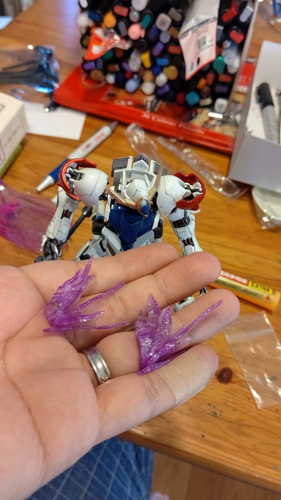 肩の炎は、ディナイアルガンダムのエフェクトパーツを加工して、ネオジム磁石で装着。