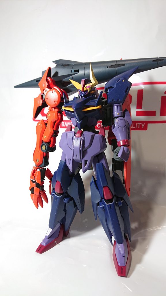 ガンダムマーカーでの部分塗装とつや消し吹いただけです。ブレードアンテナは左側だけ金塗装。