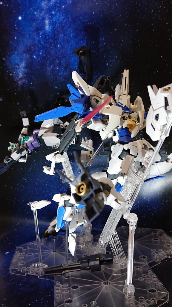 ガンダムベースのショーケースを参考にしました。バラけた装甲パーツは不要な透明のランナーにセロテープで固定してるだけです♥️（不安定ですがw）