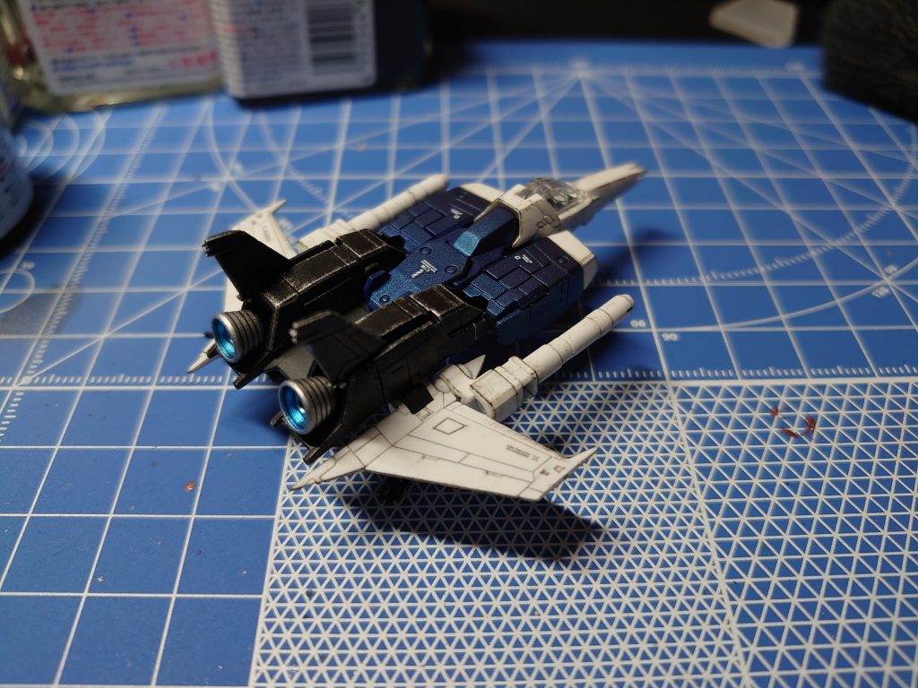 白いパーツ以外は筆塗りで塗装した後ドライブライでエッジの強調、トップコートで仕上げました。