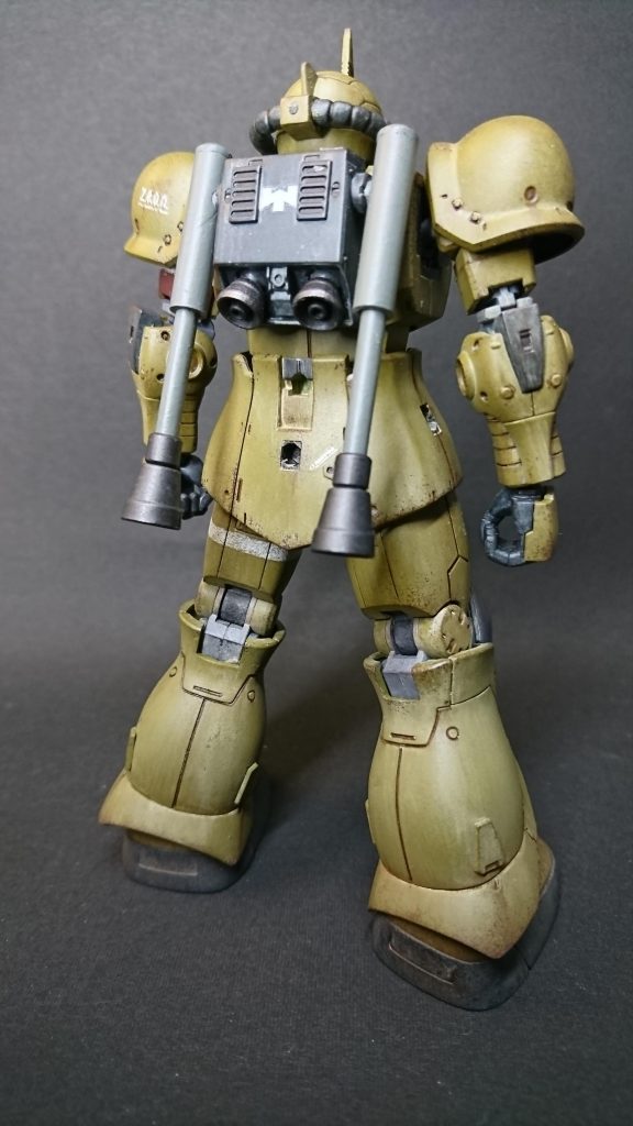 ランドセルには放熱のためのグリルを追加。両脇にはプラパイプで自作したロケットブースターを装備。バーニアは純正だとデカくて宇宙用っぽかったので小ぶりなザクⅡのものを加工して装着。陸戦仕様のため脚部スラスターには蓋をしてあります。