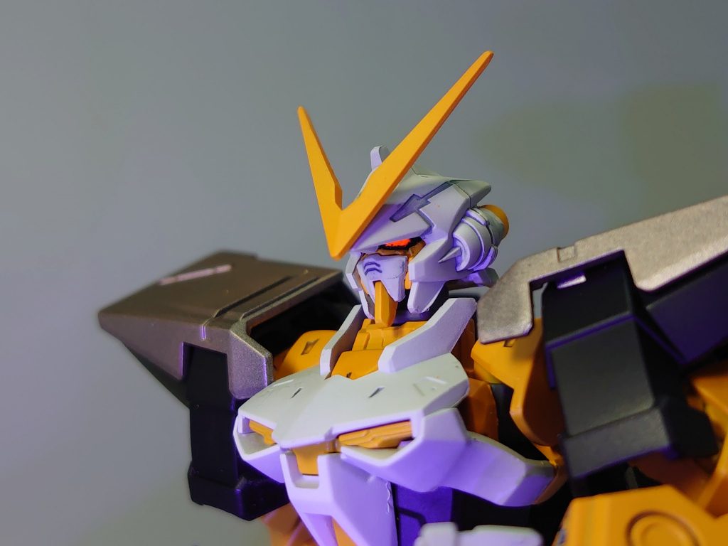 ツインアイは蛍光レッドで塗装してあるので、ブラックライトで光ります。