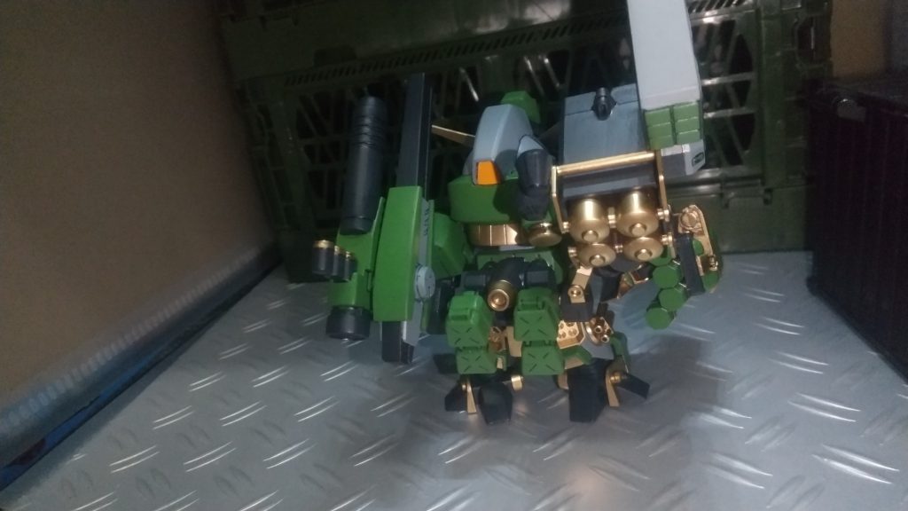 全身に武器を纏い圧倒的な火力を誇る。