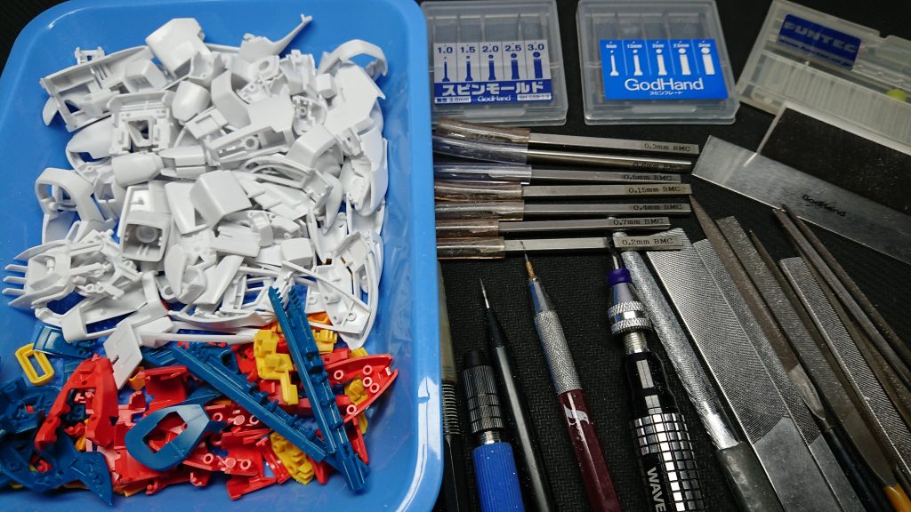 ゲートと各種工具でモールドの彫り直しを。