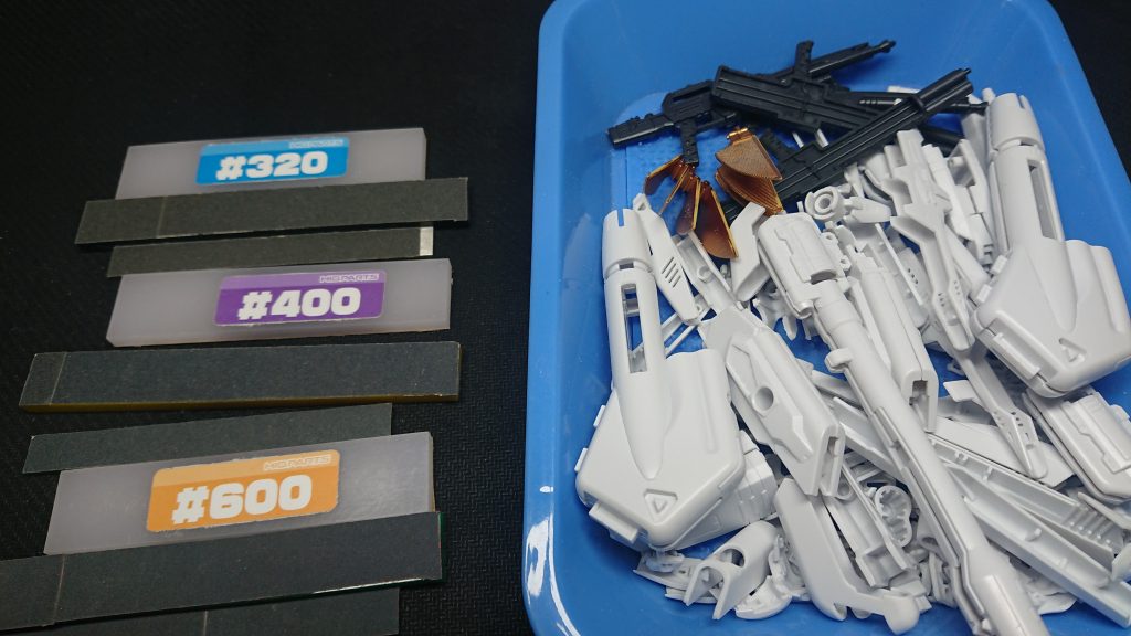 耐水ペーパーの水研ぎで表面処理。