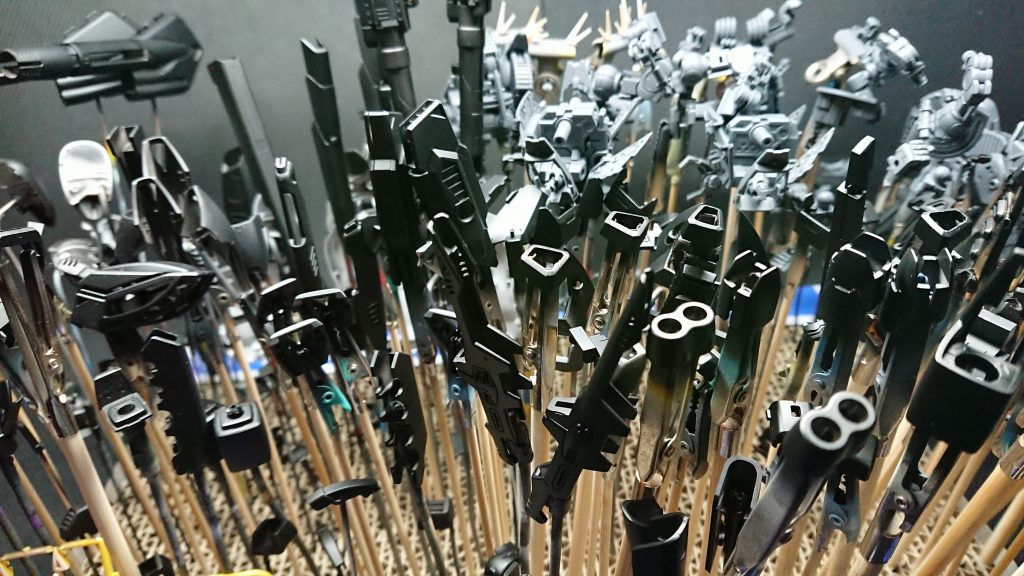 ブラックとグレーのサフ吹きを終了。