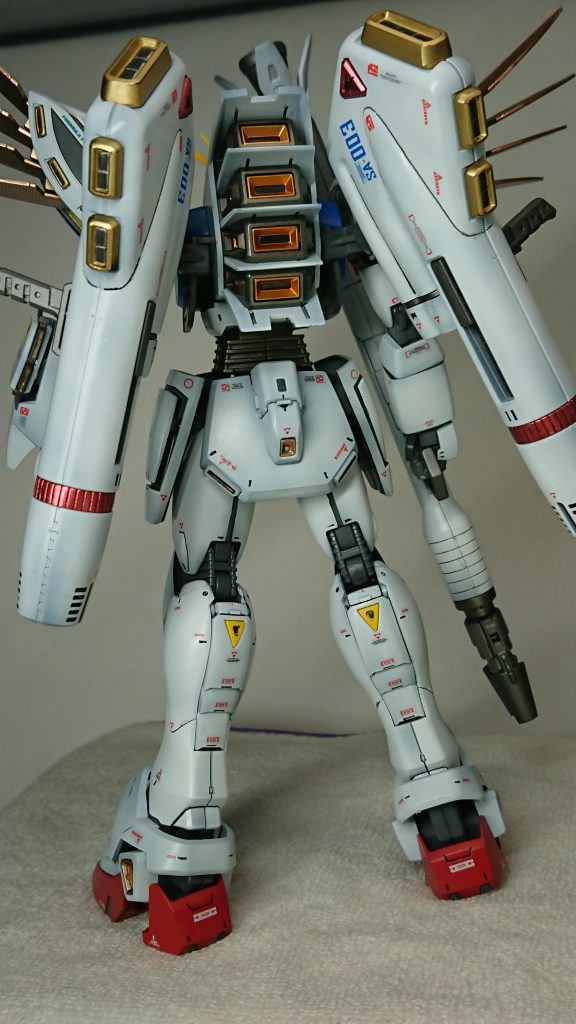 デカールはちょっと多めに貼り付けてます。