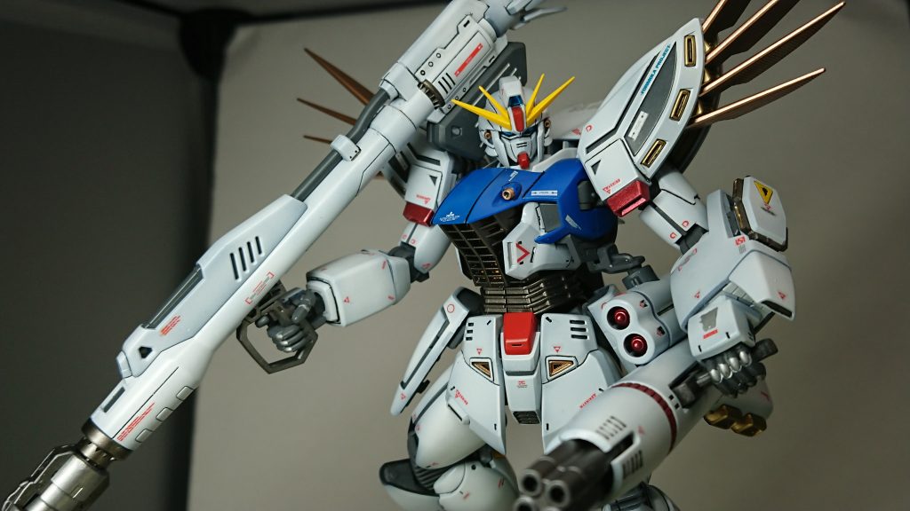 ビーム・ランチャーとバックキャノンを構えて。