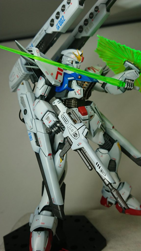 自立出来ないので付属のベースを使ってポーズを。