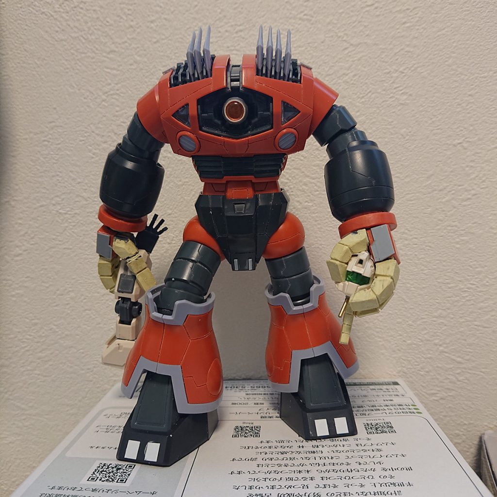 ゾゴックは基本プロポーションはそこまでいじらず、スジボリでディテールアップ、手のスクラッチとジムの残骸で「軟弱な連邦を素手で嬲り殺す悪魔」として表現しました。