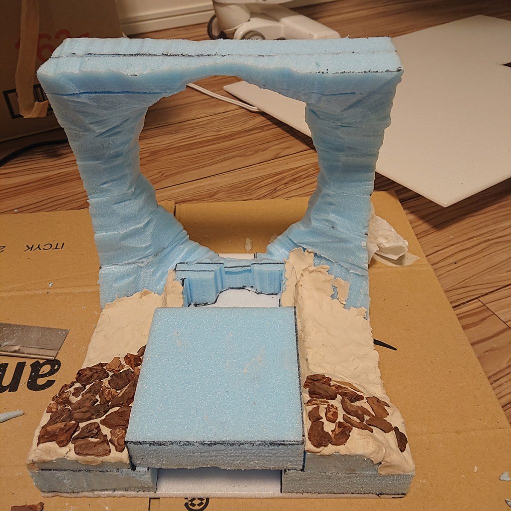 ジオラマベースはスタイロフォーム+粘土+バークチップで作りました。サイズは250mm*250mmでMS4機置くのに対してこじんまりしてます。