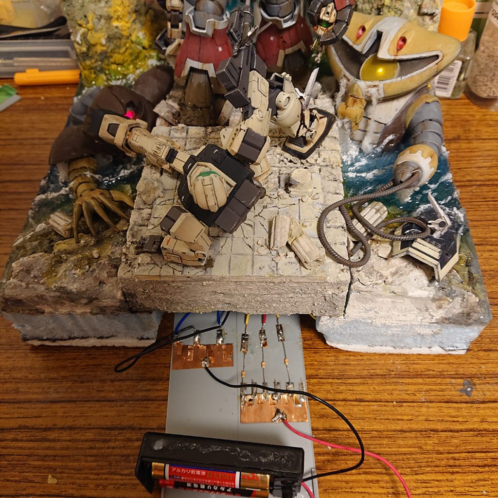 ジオラマ下部に配線と電源置いてます。このスペースにレジンが漏れてしまって大変なことになりました…