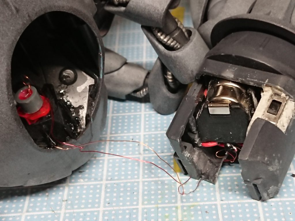 腹部に電源は格納、スイッチも腹部に