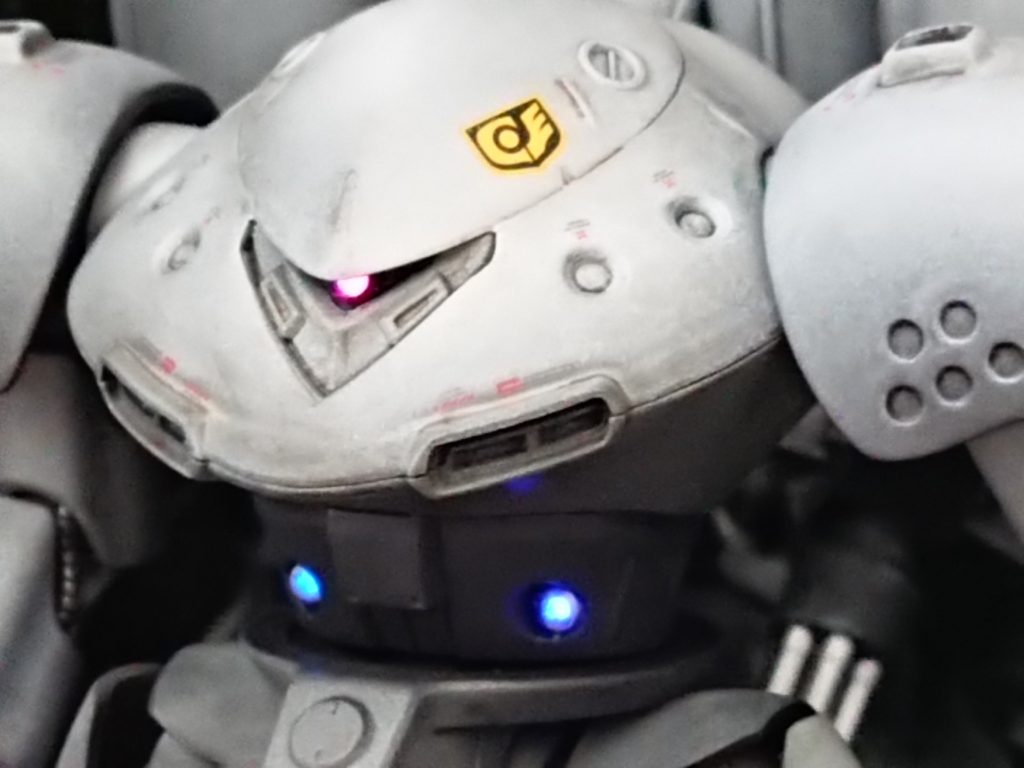 モノアイと腹部センサー？部に電飾　チップLED３つ