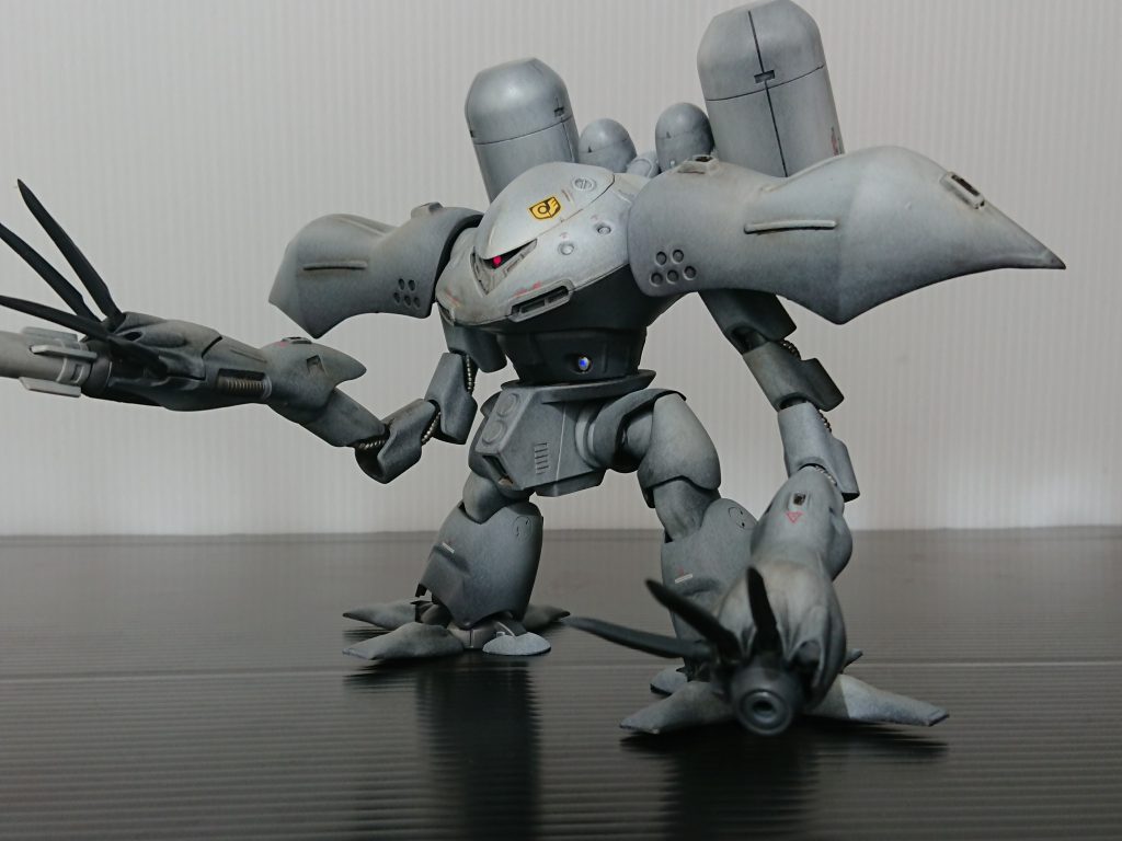 背中のバックパックは増強して固定