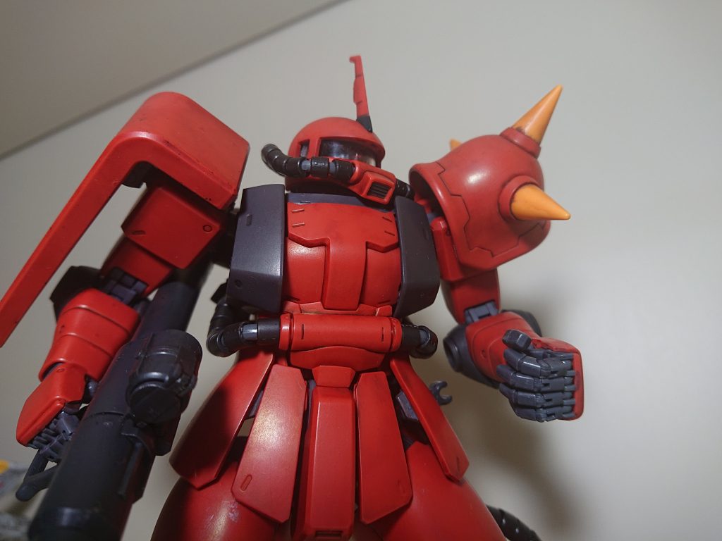 シールやデカールは全く使用しないでシンプル。情報量少なめでも かっこよさがにじみでてると思います。