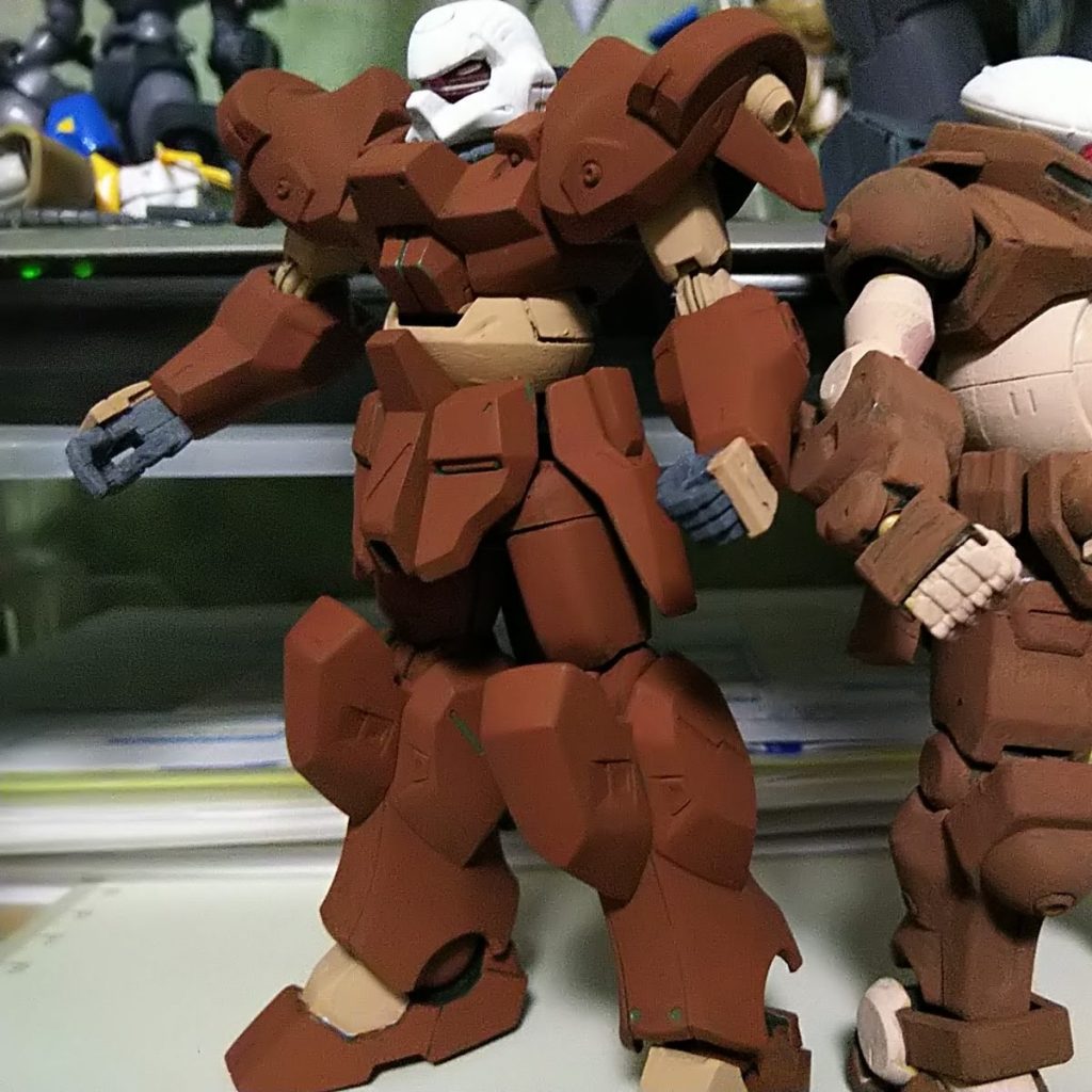 基本色を筆塗りした状態。この白い頭、まるでストームトルーパーみたいですね。