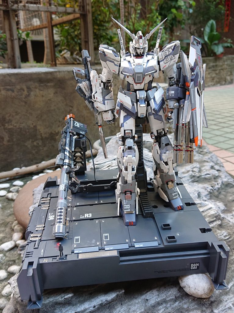 基地稍微改裝一下。把其中一個盾牌的燈改到火箭筒裡面，可惜燈的效果沒有很明顯。