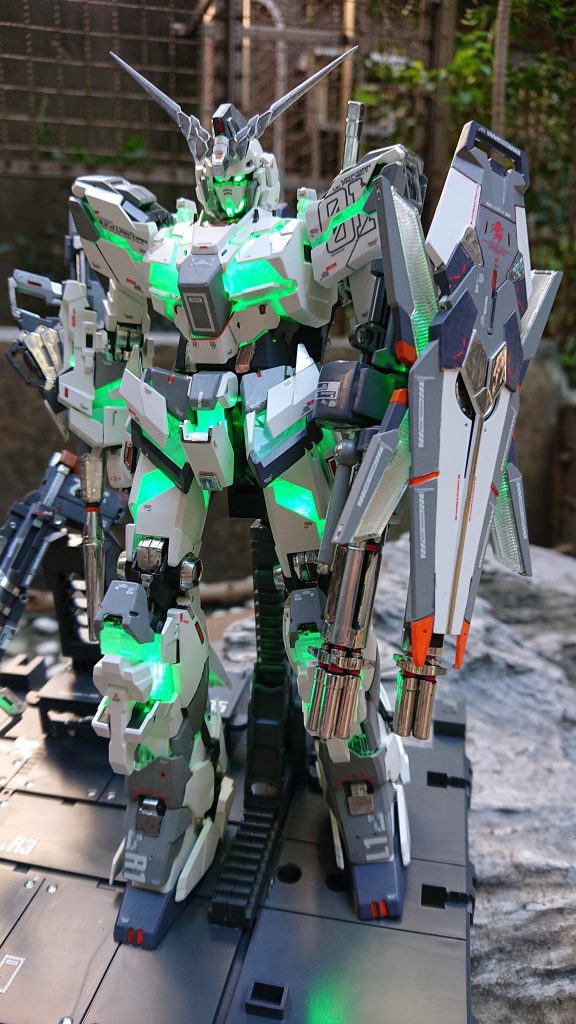 配色是邊組邊想。上色上的不太好。