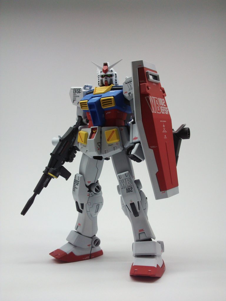 ほぼ無改造ビームサーベルのスジボリが面倒で、アドラーズネストのアーマーカラーをはめたらピッタリだったので…はい手抜きしました。