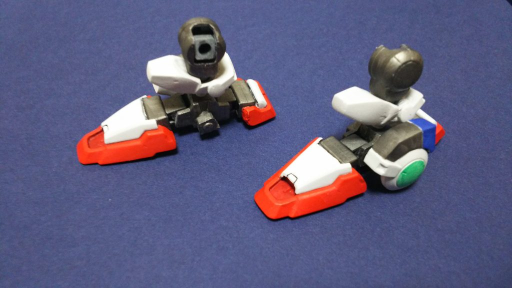 30MMのパーツを使用して足の接続部自体が可動するようにしました。これにより足を下に伸ばすことができたり、大幅に傾けても足自体は接地しているよう見せることができます。