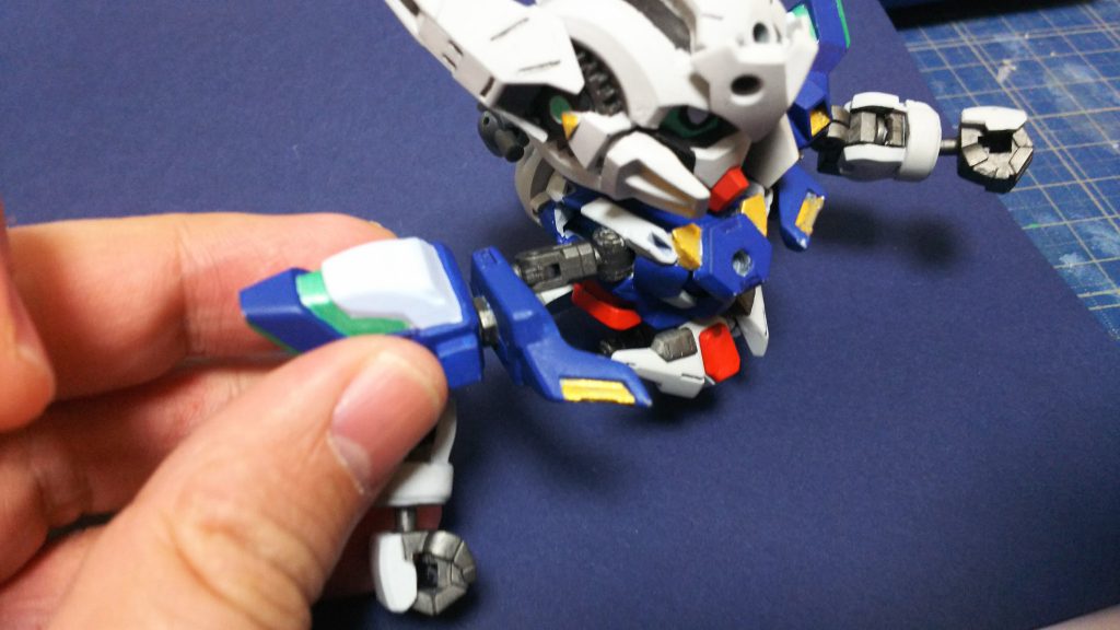 肩パーツを切り離して、MSGのジョイントで「肩自体が大幅に動く作り」にしました。これにより、通常よりも大幅に腕部を可動させることができます。