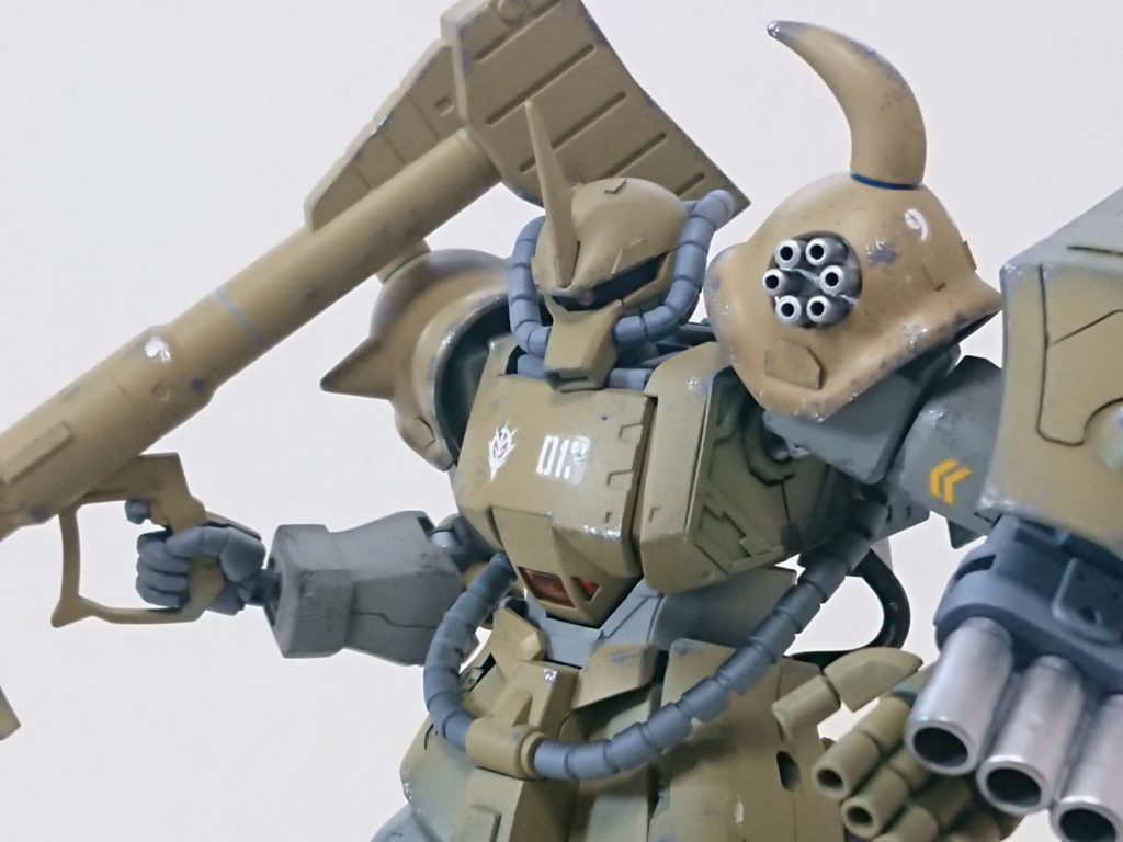 左肩 多連装砲80㎜バルカンの他にトリモチ弾、閃光弾、ペイント弾、信号弾などを装填可能。