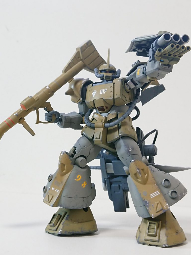 左腕部フィンガーバルカン&三連ガトリング砲通常フィンガーバルカンの廃止による汎用性の回復、及び火力維持のために三連ガトリング砲が装備されるが、本機体は両方を同時に装備している。これは右腕を通常のマニピュレータにする代わりに左腕そのものをウェポンプラットホーム化するための仕様であるとする。