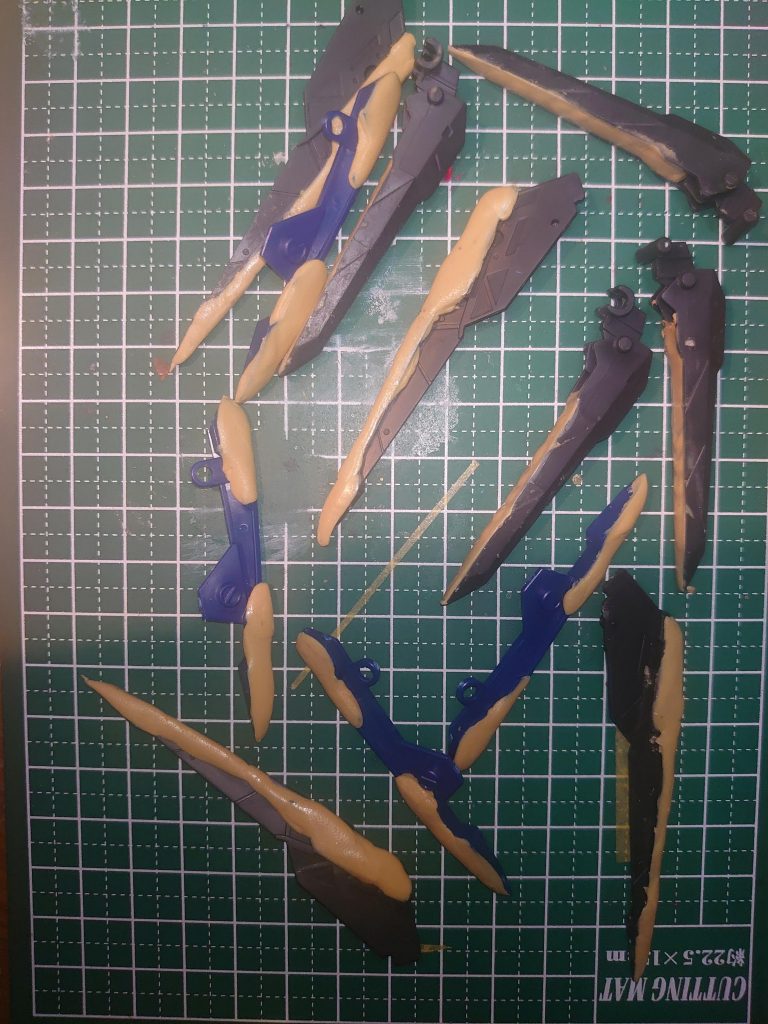 腰部ブースターユニットはパテ埋め加工してます。