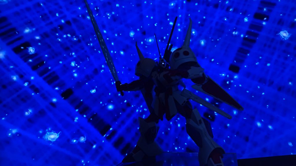 あえて本体に照明をあてずに撮ってみました。奇跡的にモノアイだけ光って雰囲気ある写真になったと思います☺️