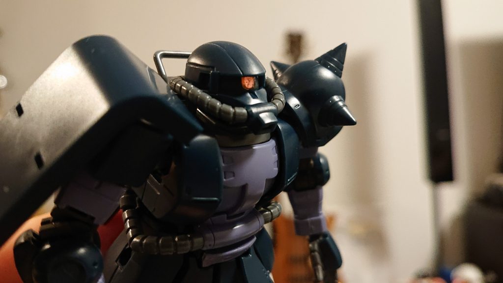 モノアイをHアイズ化。光のあたり具合で表情が変わります。