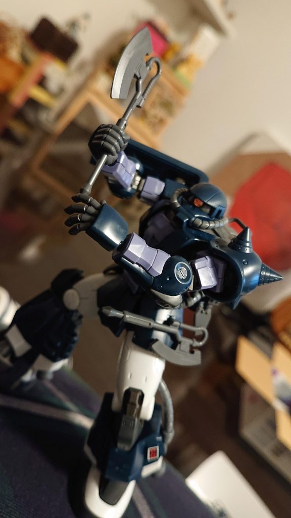 組み立てただけの状態。やはり太ももまわりはスミ入れしないとさみしい感じですね👀