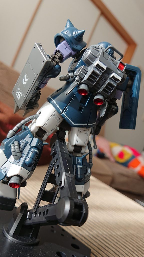 スミ入れしてバーニア内側をガンダムマーカーで塗りました。ワンポイントで目立つ色が入るだけでも印象が変わりますね。