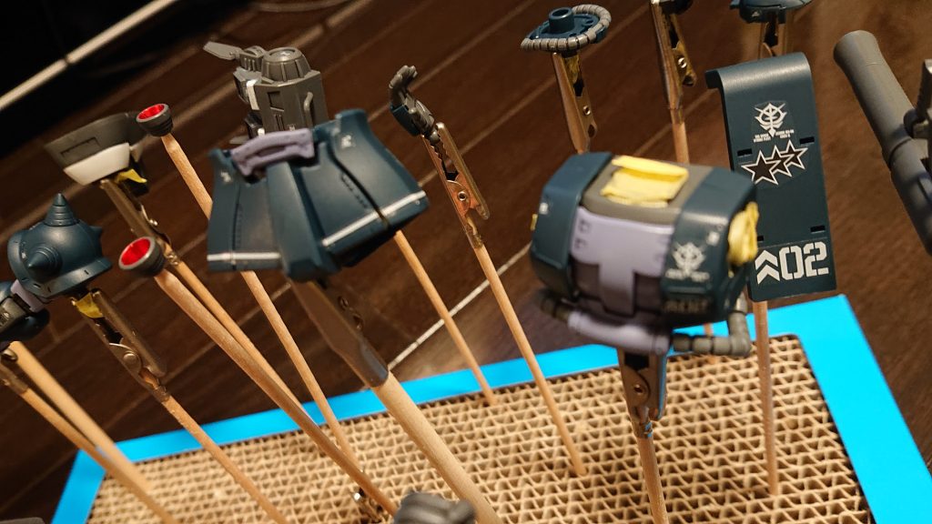 つや消しスプレーの工程。はじめてだったので、この持ち手付けて並べただけでうれしくなっちゃいました😁