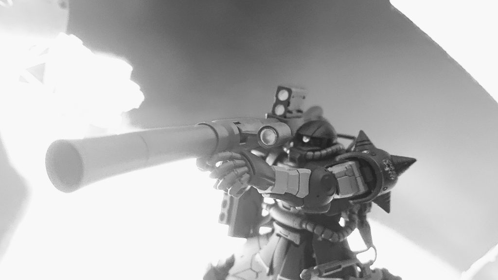 モノクロにしてみました。バズーカをブッ放した瞬間をイメージしています💥💣️💥