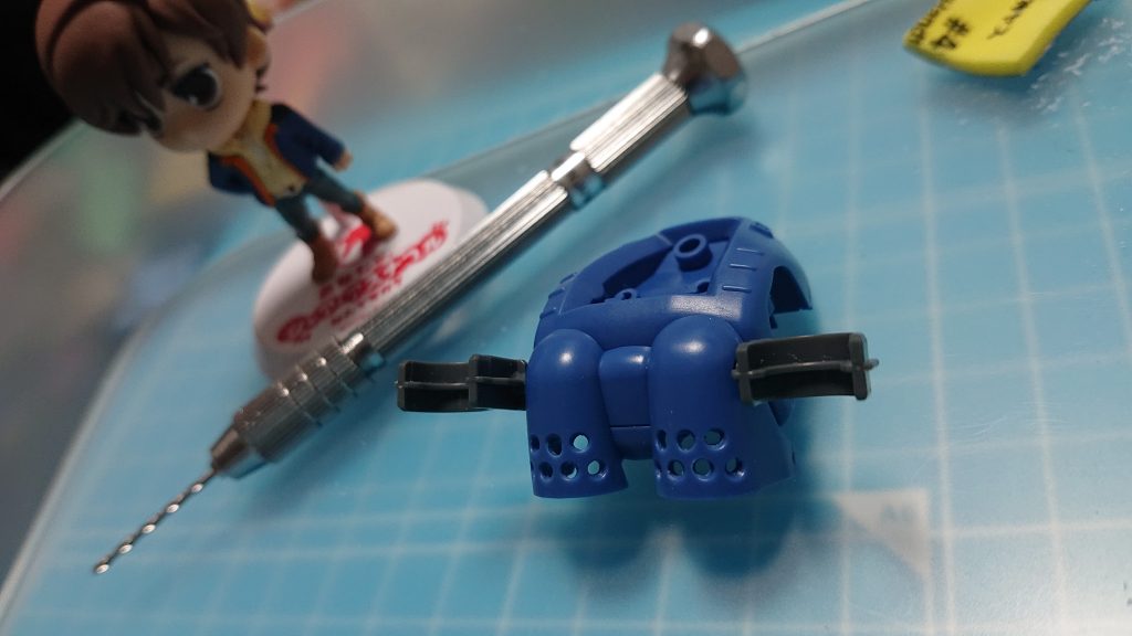 背中の排気口的な部分はピンバイスで穴を開けました。ほんの些細な部分ですが、比較的簡単にディテールアップしたのでやって良かったです。なお、ピンバイスは次のモノアイ改造時もパーツを削るのに使いました🔩
