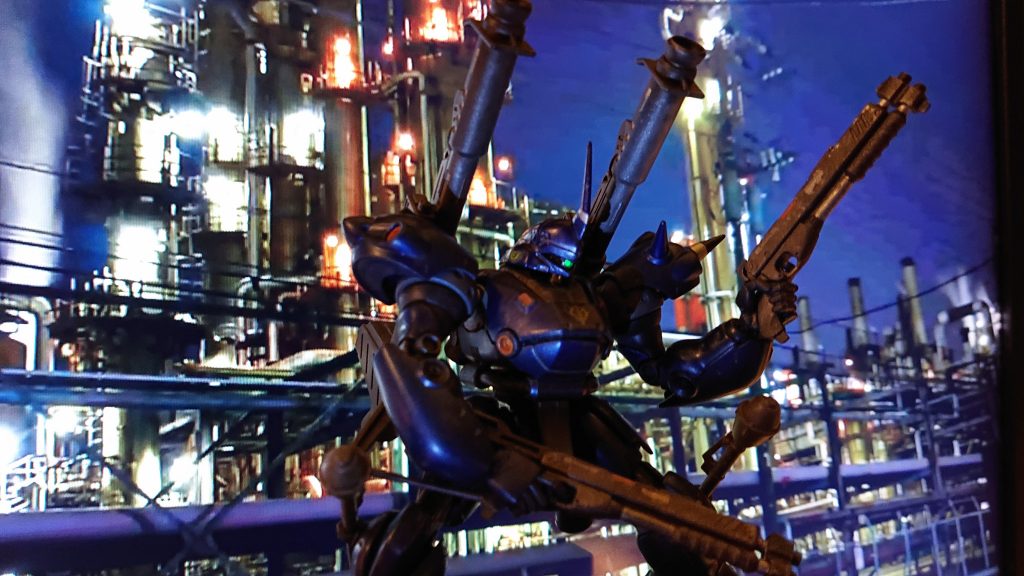 出撃中。工場夜景の画像イメージを背景にドンパチ💣️💥