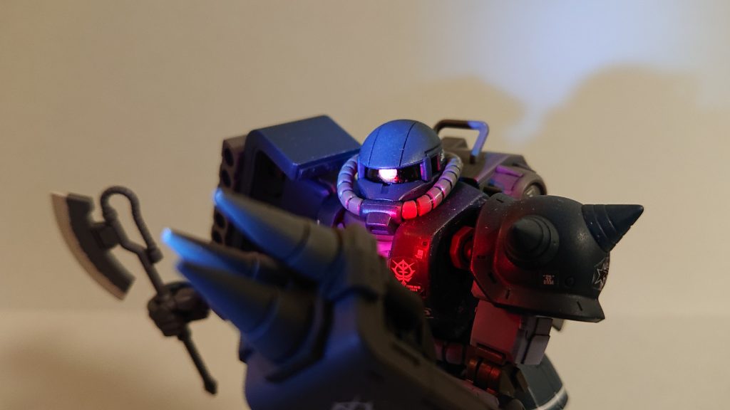 オプションパーツのスパイクシールドを持たせて胸ぐら掴み的ポーズです😎眼力❗👀