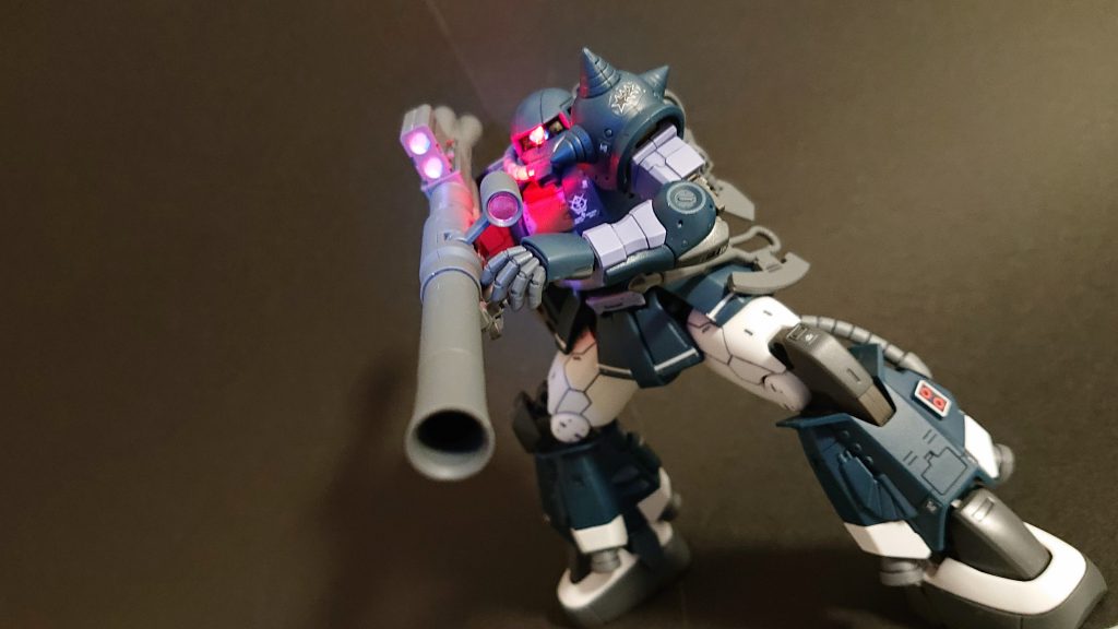 豊富な武器がーという割にバズーカばかり構えているのは、ただただバズーカが好きだから、というのもありますが実はザクマシンガンは持ち手回りを壊してしまったのです。。😅なお、この写真ではスコープうらのくぼみにミライト(ミニLEDライト)を仕込んでモノアイが光ったような感じにしています✨